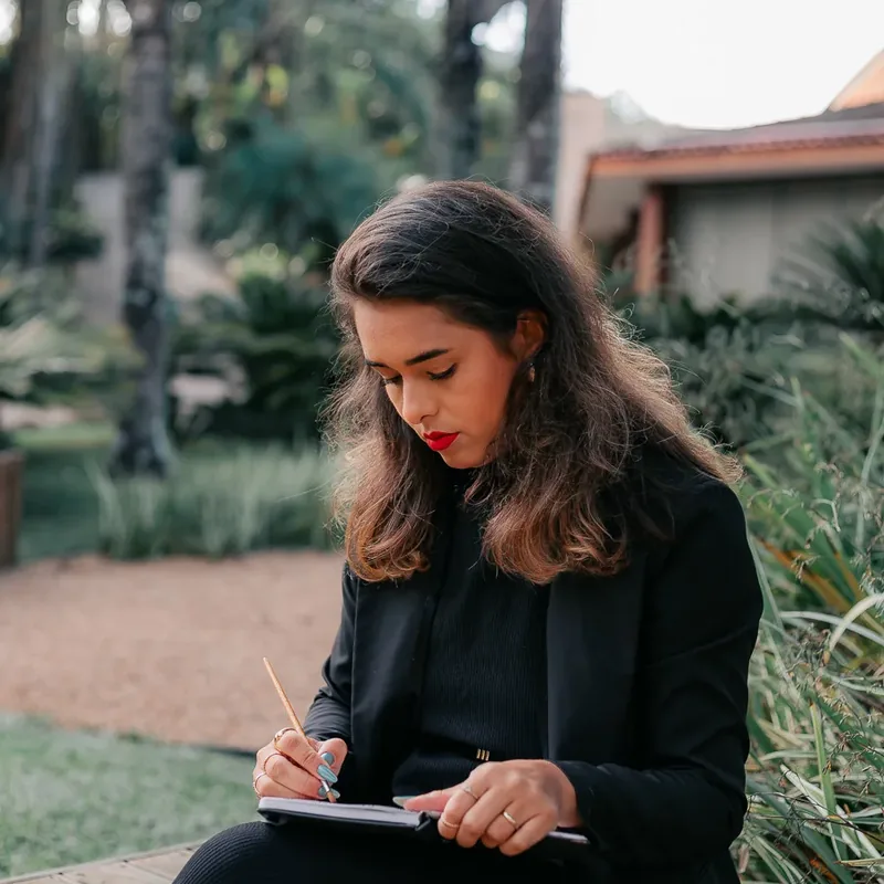 Artista desenhando à mão em um caderno
