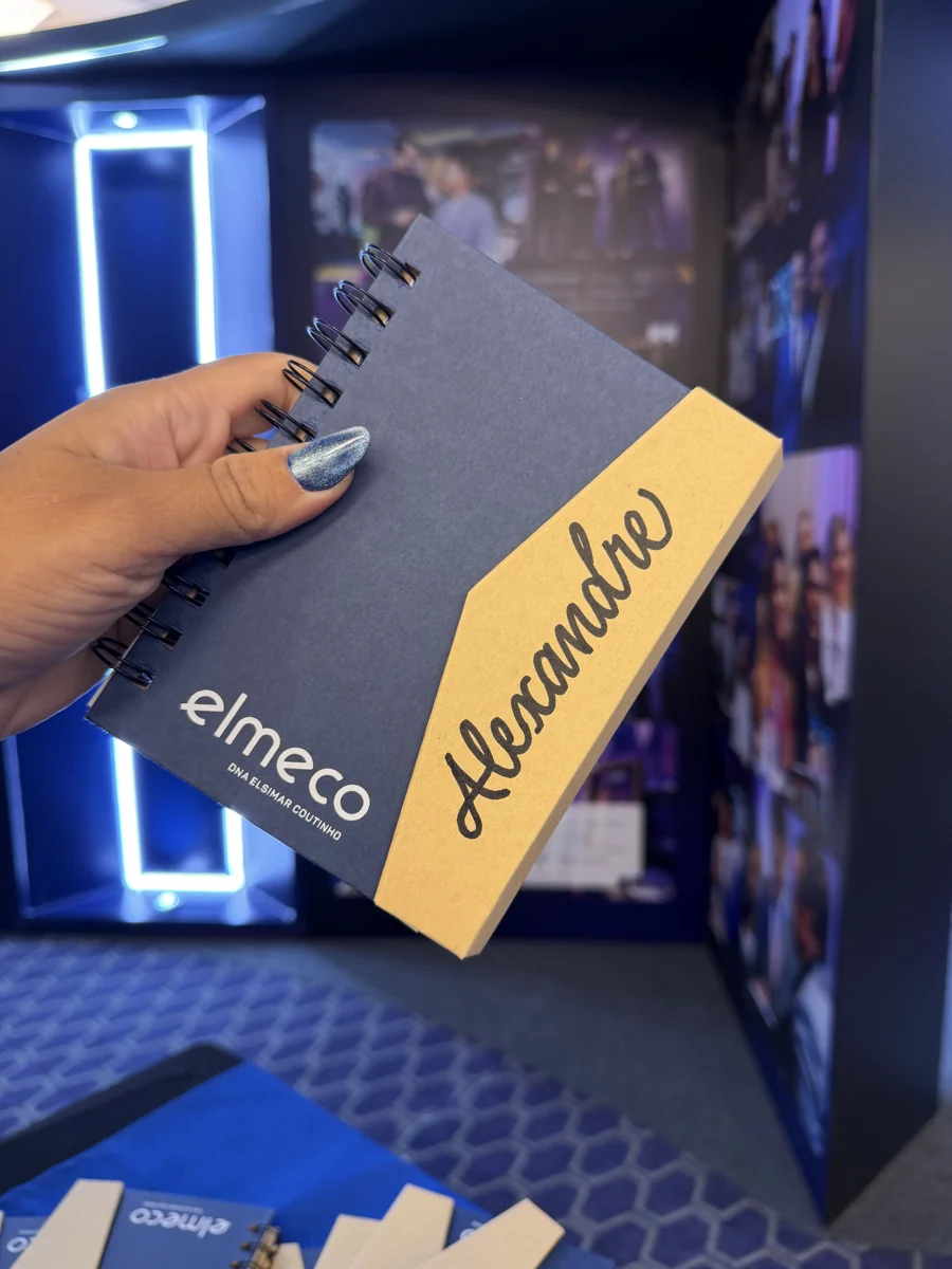 Caderno de couro personalizado com o nome escrito à mão durante o evento
