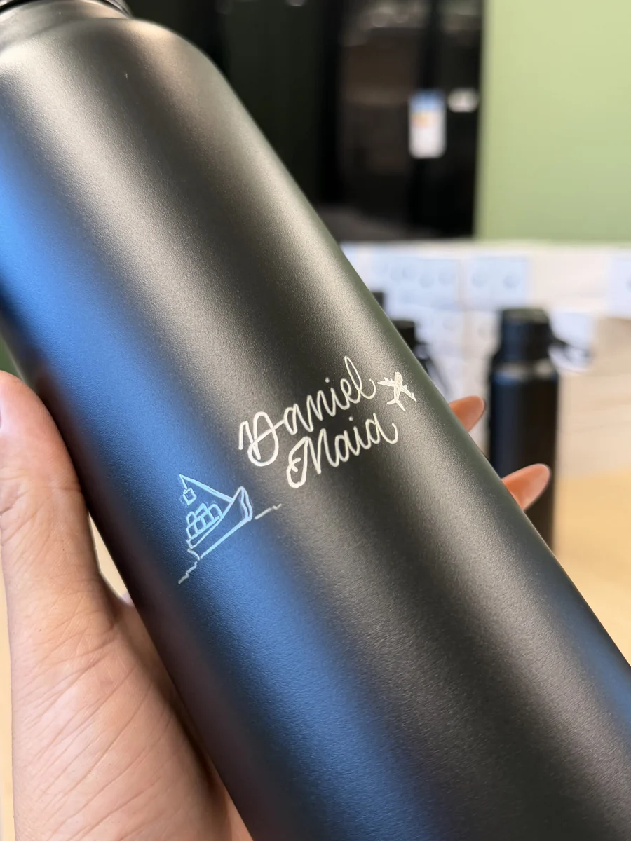 Garrafa de metal com o nome gravado, entregue em evento corporativo